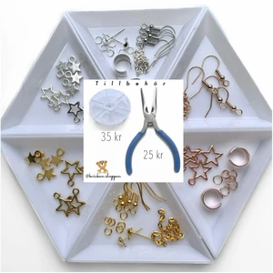 DIY örhängen  - 🌸 STARTKIT 🌸 DIY nickelsäkra stjärnörhängen 8 par. Är du sugen på att göra egna smycken så är det här kittet en bra början eftersom det finns allt du behöver! Du förväntas inte ha något material hemma utan allt finns med🤩 PRIS: 89 kr + ev. tillbehör. OBS! Bakpluppar till örhängena ingår (är ej med på bild), Örhängesdisplayer ingår, Pärlfaten på första bilden ingår ej men du kan köpa till en förvaringslåda för 35 kr