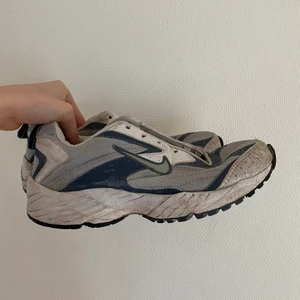 Nike skor  - 130 INKLUSIVE FRAKT!!! Dessa skor är i dåligt skick, de saknar sula och skosnören. Men de är verkligen ett par coola skor jag själv skulle andvänt om de inte vore för små! Jag tvättar upp dem innan de skickas. Kommer sälja dem väldigt billigt pga skciket! De är väldigt små i storleken, skulle tippa på 38 trotts att det står 40! 💕🤜🏼🤛🏼