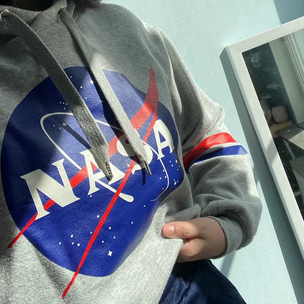 Cropped hoodie med Nasa tryck 🚀 perfekt nu till vår/sommar, när det blir lite kyligare på kvällen ✨ fluffig på insidan och så skön 🌟 har en liten fläck som knappt syns, men säljs därför billigt 💕 annars fint skick, passar perfekt till en kväll runt brasan ⛺️ 40kr+frakt, eller säljs med byxorna för 50kr+frakt!. Hoodies.