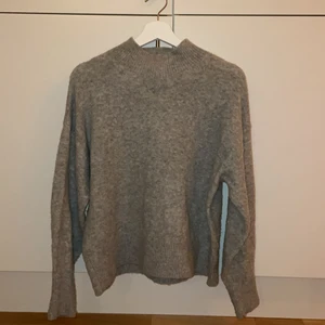 Stickad tröja från HM - Fin stickad tröja från Hm, oversize i storleken 