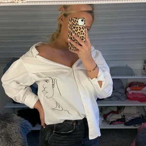 Skjorta  - Säljer denna off-shoulder skjorta med ett tryck och puffärm.