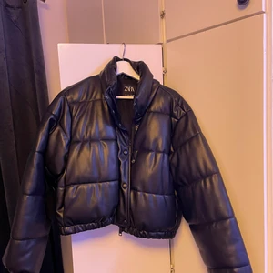 Fluffig/bubblig jacka - En jätte fin jacka från zara, köpt i december och använt ganska lite, nypris 550kr. 