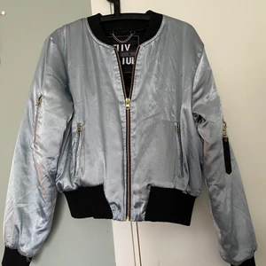 Elly pistol jacka, siden storlek M - Fin jacka från Elly pistol. Använt men fint skick. Finns en liten fläck på armbågen som troligtvis går bort i tvätt.