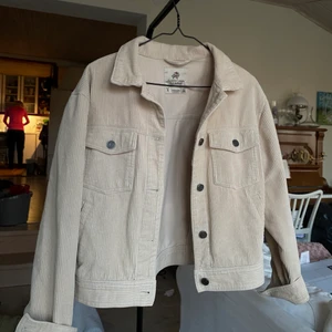 manschester jacka - Jätte snygg croppad manchester jacka ifrån pull&bear! Knappt använd! Perfekt till våren och slänga över en klänning i sommar!