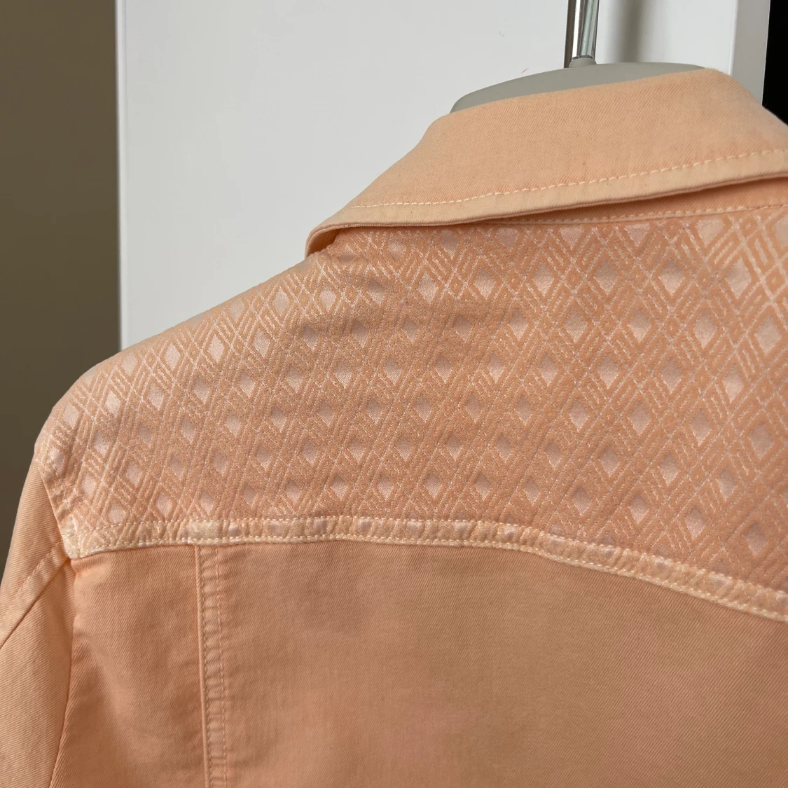 Detaljerad, fin jacka  - 91