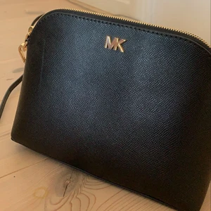 Jättefin Michael Kors väska - Säljer min fina Michael Kors väska som jag bara använt en gång💓💓Väskan har justerbart ”band”. Vet inte exakta priset av väskan då det var en present, men den är äkta⚡️Frakt tillkommer 