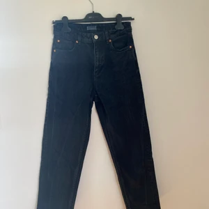 Lindex  momjeans - Svarta/grå momjeans, storlek 36. Skriv privat för fler bilder