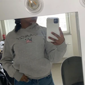 Hoodie  - Liten i ärmarna men skön och aldrig använd (barnstorlek) nypris 400kr