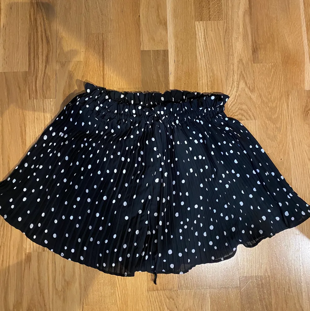 Superfina shorts från H&M i storlek 34. Shortsen ser ut precis som en kjol på och får samma ”svaj” som en kjol 🥰 jättestretchiga i midjan och knyts med snöre.. Shorts.