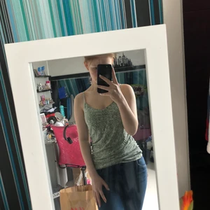 Blommigt linne  - Blommigt linne, ganska långt. Från H&M storlek M Säljs troligen inte längre. Väldigt somrigt men används tyvärr inre längre 