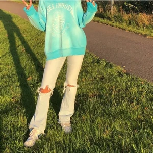 Jeans från gina tricot i storlek S -  Jeansen är köpta här på plick men jag säljer dem vidare då dom inte passade så bra på mig. Dem är köpta för 200 kr och är i bra skick .(Bilderna är lånade av tjejen jag köpte jeansen av)