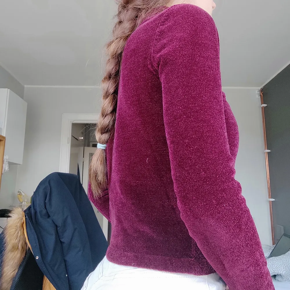 Very beautiful jumper, I sell it because it's too small for me, I think I've only used it once. The fabric and the colour are super elegant, and it is warmer than it looks like. I think I bought it for 300 kr. Tröjor & Koftor.