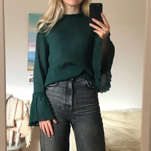 Mörkgrön blus  - Blus från bikbok!  Den är bekväm att ha, samt  en extra detalj på armarna som gör blusen så fin!!!! I storlek S 💛 Titta gärna in mina andra annonser 