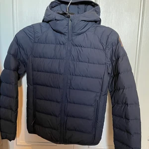 Parajumper vårjacka - Parajumper i storlek 152/158. Önskas fler bilder så kan jag skicka det. Har du frågor? Fråga! Tänkte vid en snabb och smidig affär 1300kr. Finns i Nässjö, kan frakta och även stå för eventuella fraktkostnader. 