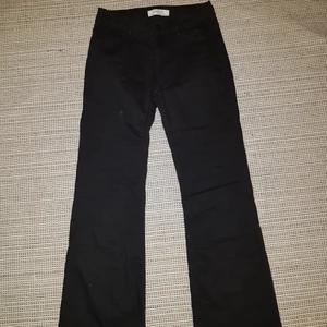 Bootcat jeans - Ett par svarat bootcat byxor från Lindex storlek 146 och i ålder 10-11 men det spelar ju inte så stor roll. Byxorna är använda 1-2 gånger och är i ny skik. Det finns knapp resor i midjan så dom är enkla att spänna in om det önskas. Köparen står för frakten. 