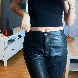 Skinnbyxor från Weekday - Sjukt snygga skinnbyxor från weekday storlek 36 med detaljer som påminner om ormskinn 🖤 säljer pga av lite för korta för min smak, aldrig använda utan har legat i garderoben sen köpta 🖤