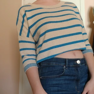 Söt stickad topp - En görsöt topp som jag köpt på myrorna och sedan croppat själv (se kanten på tredje bilden).💙 Lappen avslöjar att den orginellt kommer från Topshop. Den är lite sticksig men väldigt varm även om den är tunn. Sträcker jag upp armarna hela vägen så syns en liten del av undersidan av brösten (D). Köparen står för frakten men kan gärna mötas upp i gbg😇✨