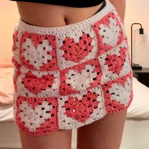 VIRKAD KJOL - virkad kjol i färgerna vit och rosa med hjärtmönster. Passar perfekt till sommaren!!! Passar storlek s och m skulle jag säga!!