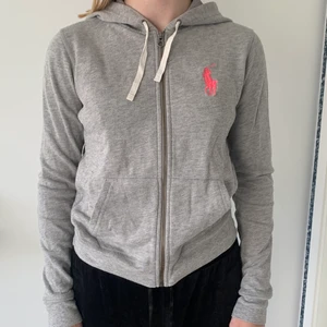 2 Ralph Lauren tröjor - Två superfina långärmade tröjor från Ralph Lauren. Båda är i mycket bra skick och i strl S. Ena är grå och den andra vit. Båda har luva, fickor och dragkedja. En tröja för 120, båda för 200kr. Priset går att diskuteras🌼🌼