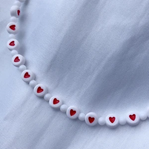 Hjärthalsband  - Hjärthalsband ❤️😍  Halsbandet är gjort med hållbar tjock elastisk tråd🤍  🤍 59 kr  🤍 frakt på 15 kr tillkommer   Kontakta mig vid frågor eller köp! 🥰