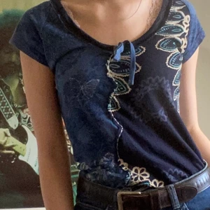 Kortärmad tröja - Kortärmad tröja köpt från sellpy. Säljer pga att jag inte använder den längre😁. Bra skick men något urtvättad! Strl M/S. Köparen står för frakt.