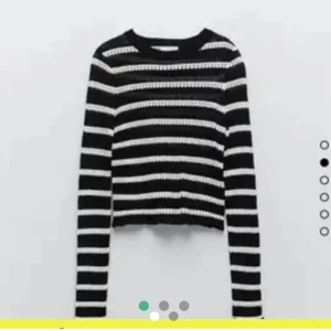 Randig tröja från zara - En fin randig tröja från zara använd fåtal gånger💕