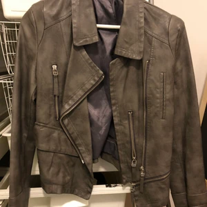 Skinnjacka Chiquelle -  Köpt för längesen. Storleken skulle jag säga passar någon som har small/xs. Fick ingen stor användning till den men har ett litet märke därbak vid kragen.