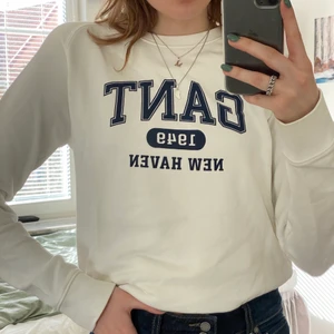 Gant sweater - En vit sweatshirt från gant som är använd endast fåtal gånger. Den kommer från barnavdelningen och är storlek 170 men sitter snyggt på mig som vanligtvis är en s. Perfekt nu till våren eftersom den inte heller är supertjock (frakt tillkommer på 66kr)