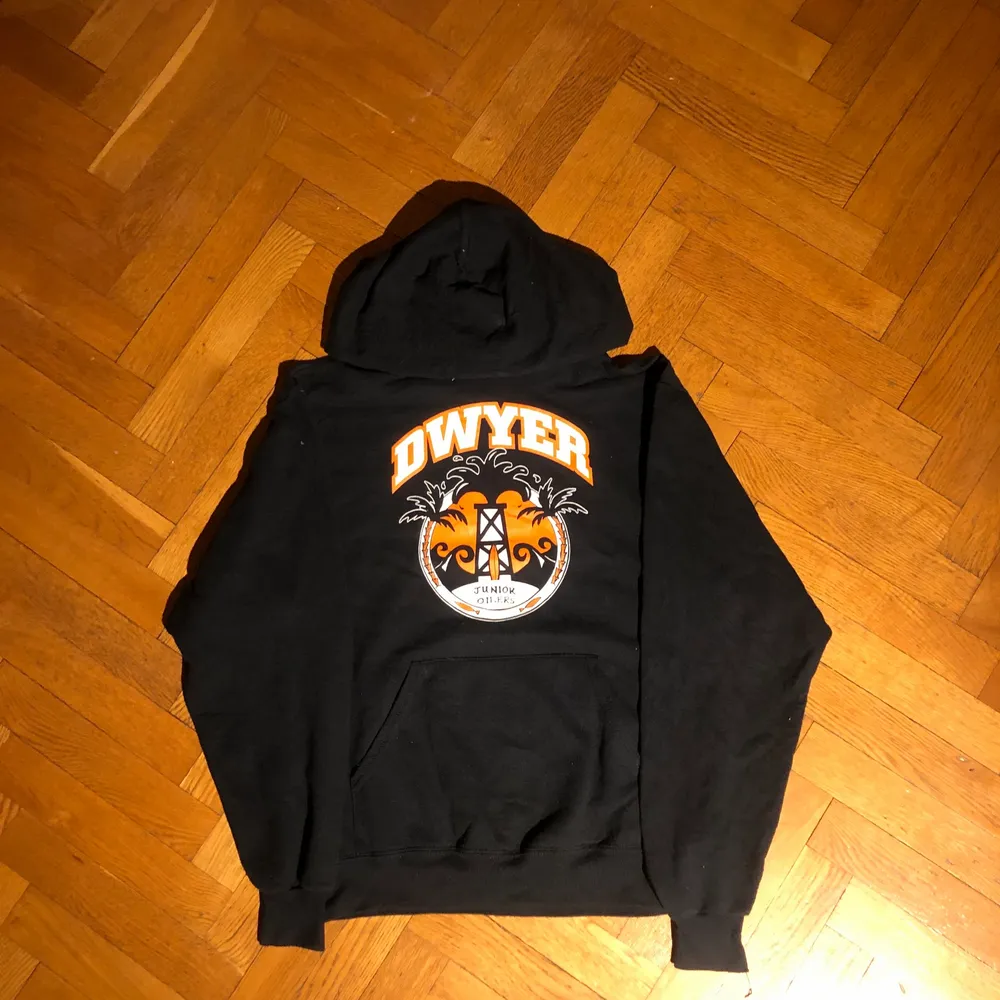 En fin svart och orange hoodie med mjukt mellantjockt material. Köpt på tjmaxx i USA. Är i perfekt skick.. Hoodies.