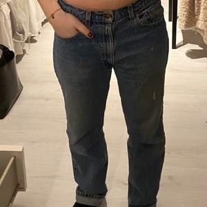 (Lånade bilder ifrån en tjej ifrån plick) alltså hon jag köpte av😇                                                                                    Ett par coola lågmidjade jeans