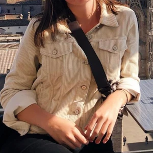 Beige jacka i manchester - Använd men gott skick! Perfekt inför våren!