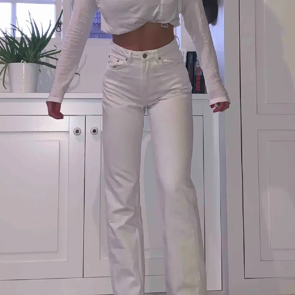 Skit snygga vita Weekday jeans i i modellen voyage, strl 26/30 (jag är 168). Bara använt ett fåtal gånger så i mycket bra skick! nypris 500 kr, säljer för 199 kr💕. Jeans & Byxor.