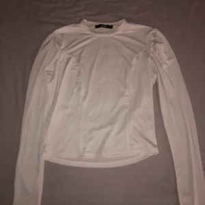 Vit långärmad tröja med detaljer - Oanvänd i nyskick. Strl S från Bikbok. Betalning sker via Swish, frakt står köparen för. För mer info och bilder skriv privat eller kommentera🥰