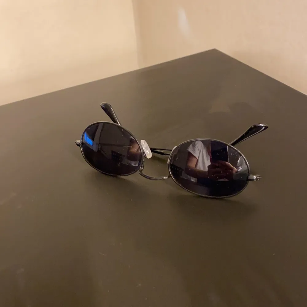 Säljer dessa coola solglasögonen då de inte kommer till användning. Bara testade på vilket innebär att de är i ett bra skick.. Accessoarer.