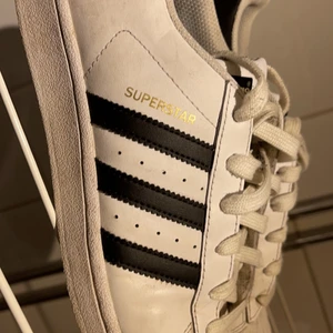Adidas superstar  - Adidas superstar skor i storlek 38 2/3. Passar mig som har 39.