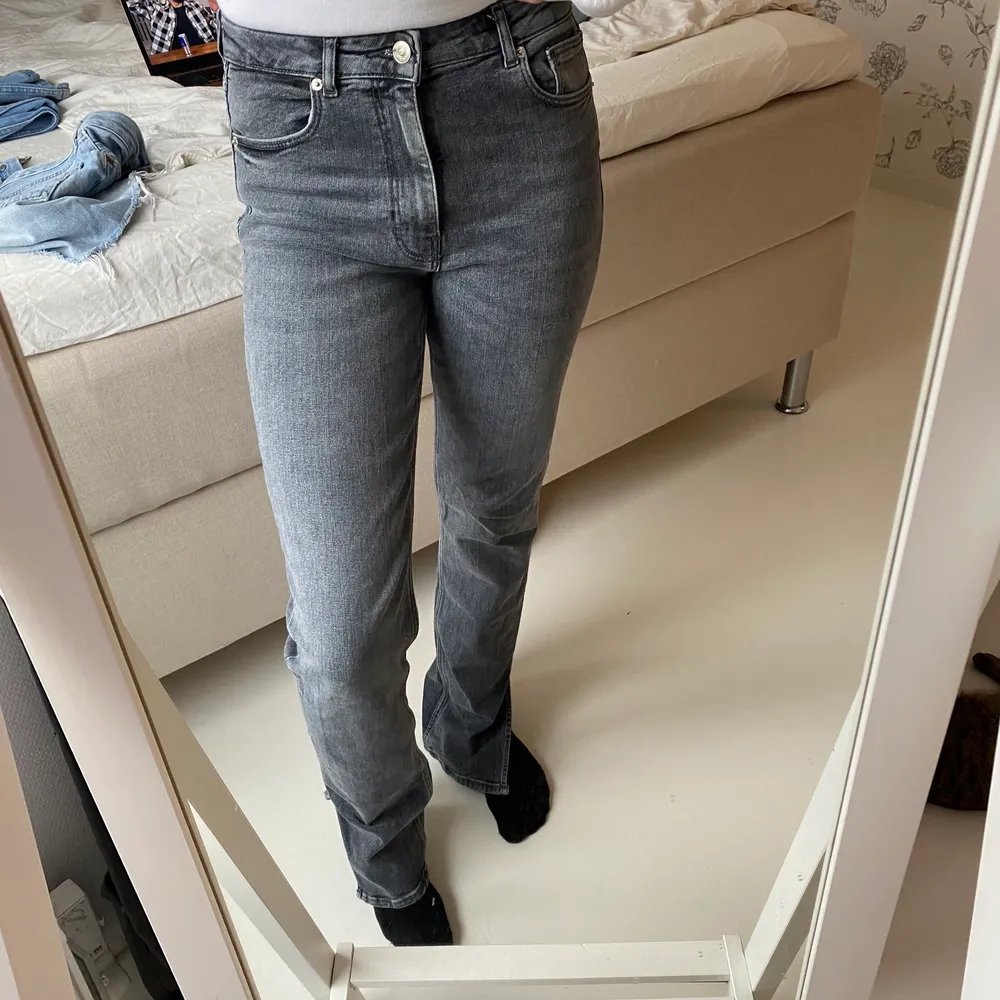Gråa, långa helt oanvända jeans med slits från Zara som tyvärr inte gör sig rättvisa på mig då dem är för stora. Kan frakta eller mötas upp beroende på vart du bor, pris kan diskuteras 🤍. Jeans & Byxor.