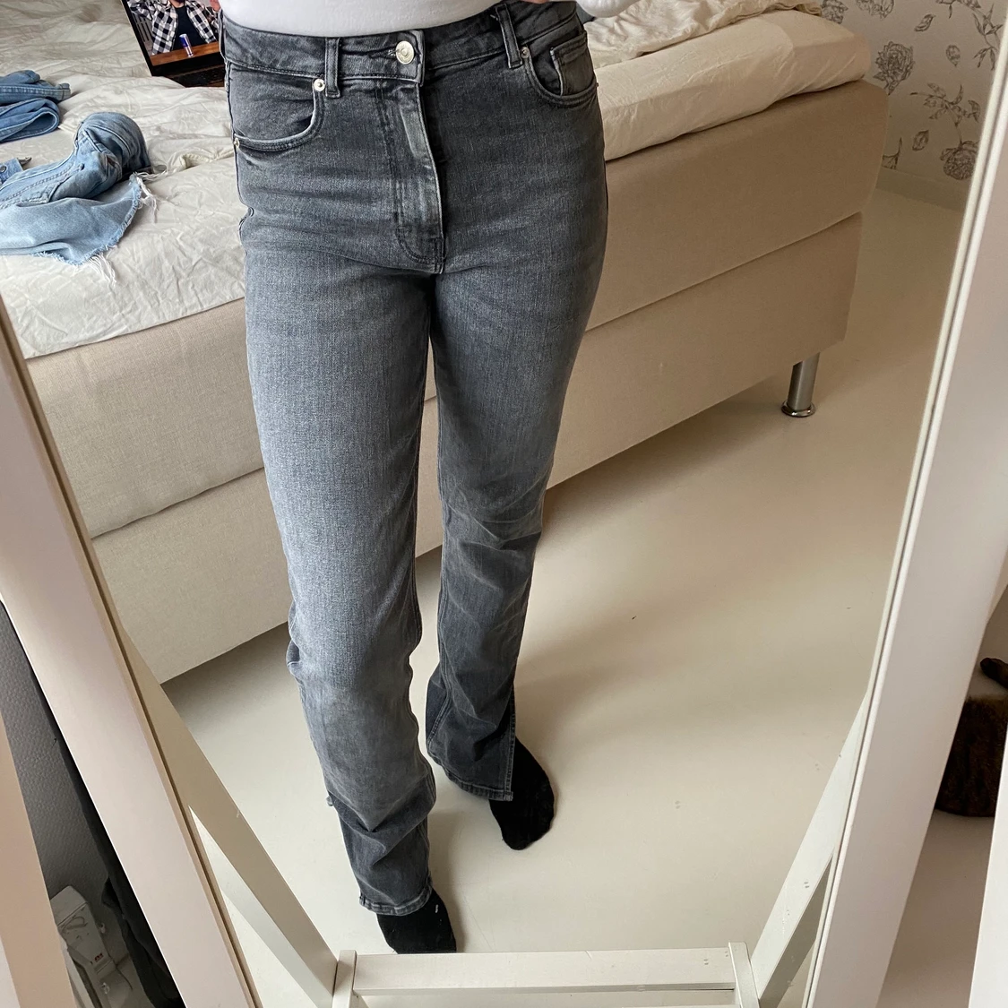 Gråa jeans med slits från Zara  - 90