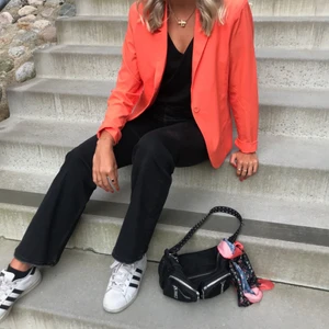 Kaffe orange kavaj blazer  - En orange kavaj eller blazer från märket Kaffe. Fin färg nu till sommaren och våren. Passar perfekt både till jeans eller ha över en klänning! 150+ frakt!  Nypris 700 k 