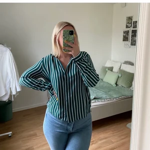 H&M RANDIG SKJORTA  - Var tvungen o lägga upp igen för meddelanden visades inte från de som var intresserade 🤦🏼‍♀️ Mer som en 38/40 & bara använd knappt en handfull gånger så i fint skick 