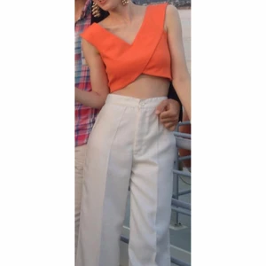 Orange topp supersnygg egensydd strl XS-S - Säljer denna supeläckra orange topp 🍊 sydd av mig. Den har blivit för liten, annars skulle jag inte sälja den. Första bilden är lånad och inspirationsbild (väldigt lik) och de två andra är på toppen som säljs.🧡 Jag lägger upp nytt då och då, Följ mig gärna för kommande annonser 