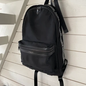Michael Kors Kent Nylon Ryggsäck - Michael Kors Kent collection ryggsäck. Inköpt för ett halvår sedan. Nypris: 2360kr Väldigt sparsamt använd. Vid snabb affär kan pris diskuteras. 20L