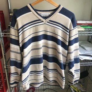 Stickad tröja  - Jättefin stickad tröja! Asskön och bekväm, jättefin att ha tex över en klänning eller bara till jeans ❤️❤️