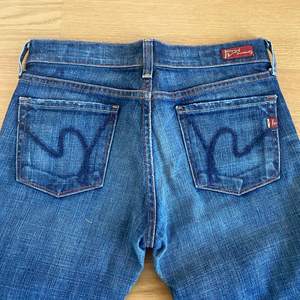 Ett par jeans från citizens of humanity med coolt mönster på fickorna. De är flare modell och lågmidjade! Säljer då de tyvärr är för små för mig💜