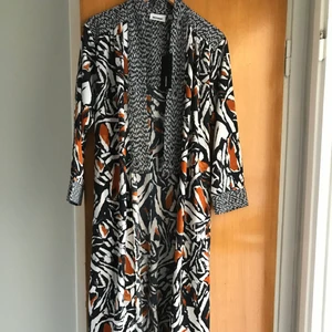 Weekday kimono coat  - Kimono coat med slits från weekday i strl xs. Oanvänd med tags kvar. Orinalpris: 600. Frakt tillkommer 