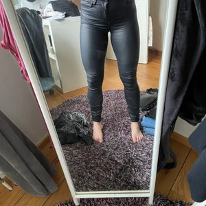 Veromoda fake läder byxor  - Snygga fake läder byxor, bra passform storlek XSS L34 men passar mig som i vanliga fall har S