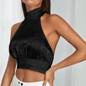 svart knyttopp - frakt ingår i pris! galet snygg topp med snyggt mönster och material, aldrig använd. 