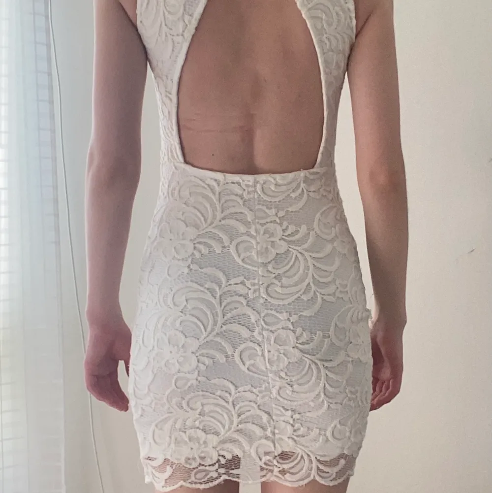 Tight men mjuk vit spetsklänning med utskuren rygg. Fin till sommarfesten, eller kanske studenten? 🌷hör av dig om du vill se fler bilder! . Mekot.