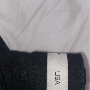 Raka byxor  - Raka byxor från Gina. Storlek 36, passar mig som är S. Midjan är precis över naveln. 