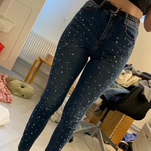 Pärlbyxor från Stradivarius st 38 - Mycket fina byxor. Sitter fint och är mysiga samtidigt som de har lite blingbling på. Säljes för 150kr