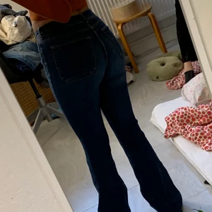 Fina byxor från H&M st 40 - Fina byxor st 40. Passar på mig som är en 36-38 men passar nog perfekt på en st 40 med. Använda men i myxket gott skick! Säljes för 150kr.